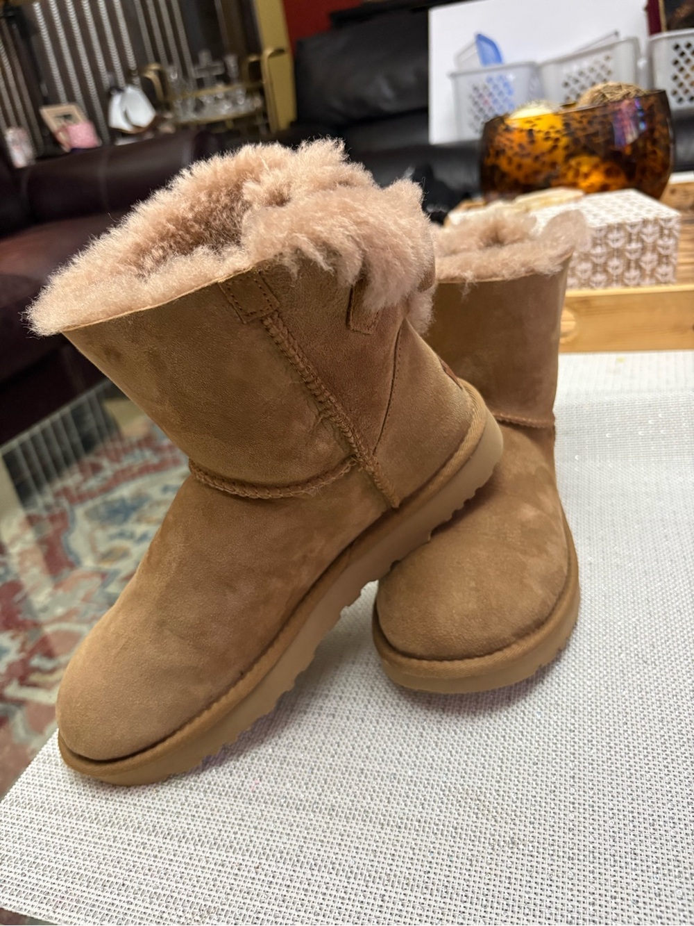 UGG Women's Short Suede Shearling Boots - Chestnut Brown SZ. 8 great condition